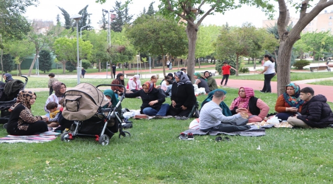 Şanlıurfa'da Parkta Umut Sofrası Kuruldu: Gözler Duygulandı