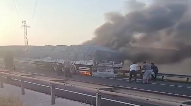 Şanlıurfa'da Un Yüklü TIR Alev Aldı