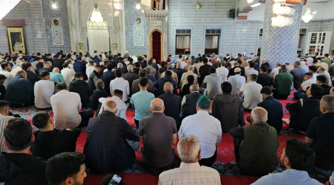 Şanlıurfa'da Vatandaşlar Bayram Namazında Saf Tuttu