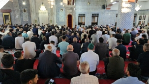 Şanlıurfa'da Vatandaşlar Bayram Namazında Saf Tuttu