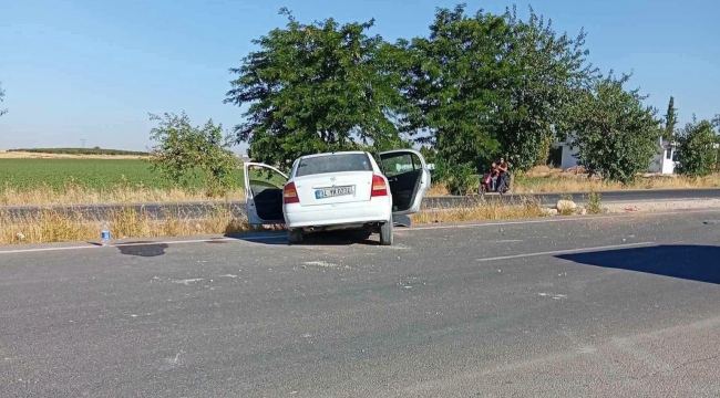 Akçakale'de Otomobil Refüje Çarptı: 4 Yaralı