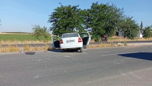 Akçakale'de Otomobil Refüje Çarptı: 4 Yaralı