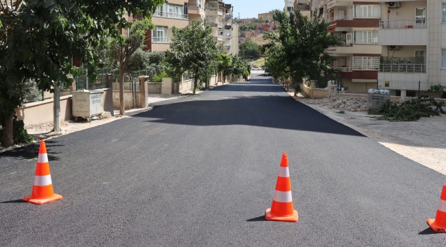 Büyükşehir, Akbayır Mahallesi'nde Yolları Sıcak Asfaltla Yeniliyor
