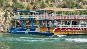 Halfeti'de Tur Teknesi Kıyıya Sürüklendi, Jandarma Harekete Geçti
