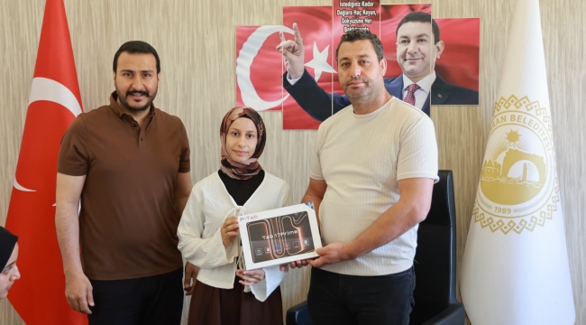 Harran Belediyesi Dereceye Giren Öğrencileri Tablet İle Ödüllendirdi