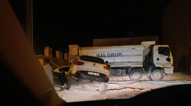 Hilvan'da Şaşırtan Kaza! Çukura Düşen Araçta Maddi Hasar
