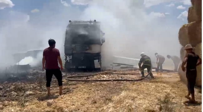 Şanlıurfa'da Feci Olay! Saman Yüklü Tır Kül Oldu