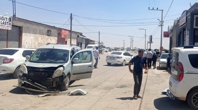 Şanlıurfa'da İki Araç Birbirine Girdi!