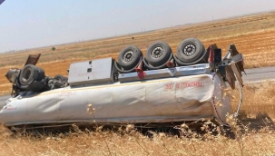 Şanlıurfa'da Tehlikeli Kaza! Akaryakıt Tankeri Devrildi