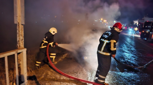 Birecik Fırat Köprüsü'nde Korkutan Yangın! Araç Kullanılamaz Hale Geldi