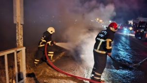 Birecik Fırat Köprüsü'nde Korkutan Yangın! Araç Kullanılamaz Hale Geldi