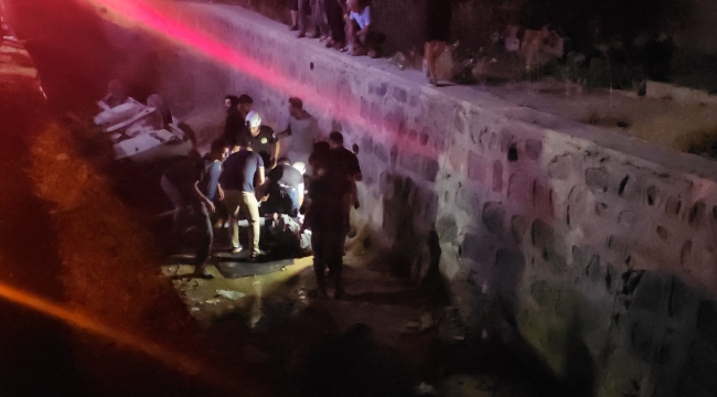Karaköprü'de Feci Kaza: Otomobil Kanalı Uçtu, 4 Kişi Yaralandı