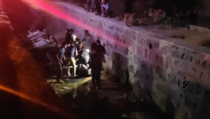 Karaköprü'de Feci Kaza: Otomobil Kanalı Uçtu, 4 Kişi Yaralandı