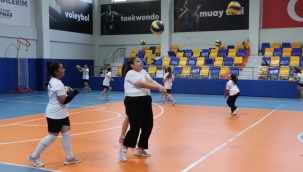 Kız Çocuklarından Voleybol Kursuna Yoğun İlgi