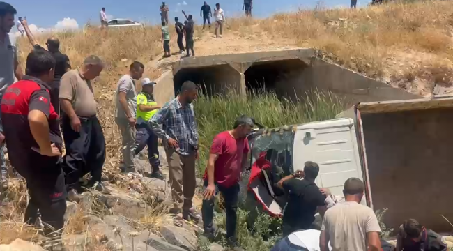 Köprü Korkuluklarını Aşıp Dereye Uçtu! Şanlıurfa'da 4 Yaralı