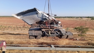 Suruç'ta Feci Kaza! Tonlarca Ağırlıktaki Tır Şarampole Uçtu