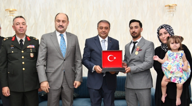 Vali Şıldak'tan 15 Temmuz Şehidi ve Gazisine Anlamlı Ziyaret