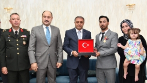 Vali Şıldak'tan 15 Temmuz Şehidi ve Gazisine Anlamlı Ziyaret