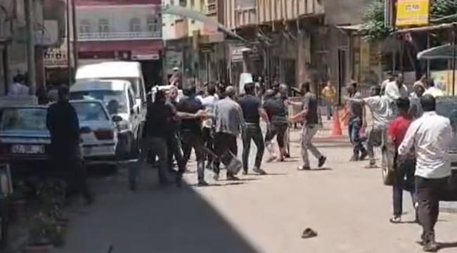 Viranşehir'de Sokak Ortasında Yumruklar Havada Uçuştu! Kavga Kamerada