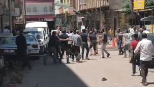 Viranşehir'de Sokak Ortasında Yumruklar Havada Uçuştu! Kavga Kamerada