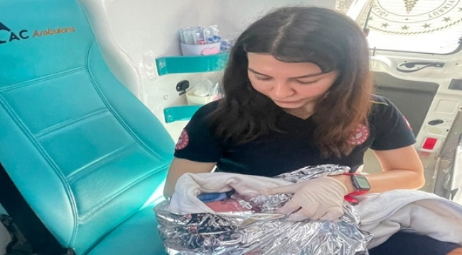 112 Ekipleri Zamanla Yarıştı! Doğum Araç İçerisinde Gerçekleşti