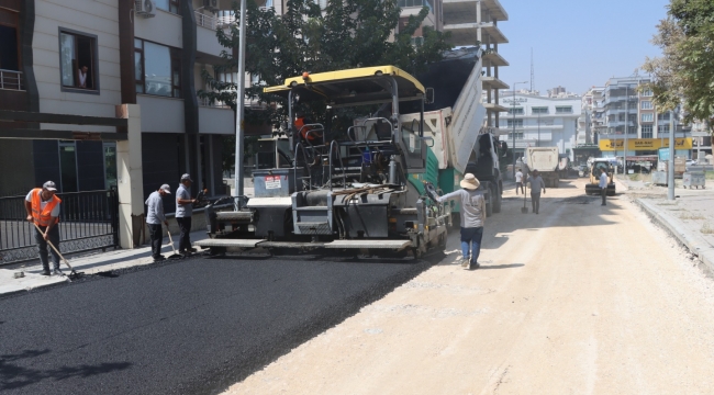 Büyükşehir, Karaköprü'de Yolları Sıcak Asfaltla Yeniliyor