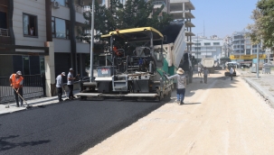 Büyükşehir, Karaköprü'de Yolları Sıcak Asfaltla Yeniliyor