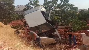 Halfeti'de Yürekleri Ağza Getiren Kaza! Araç Ağaca Asılı Kaldı