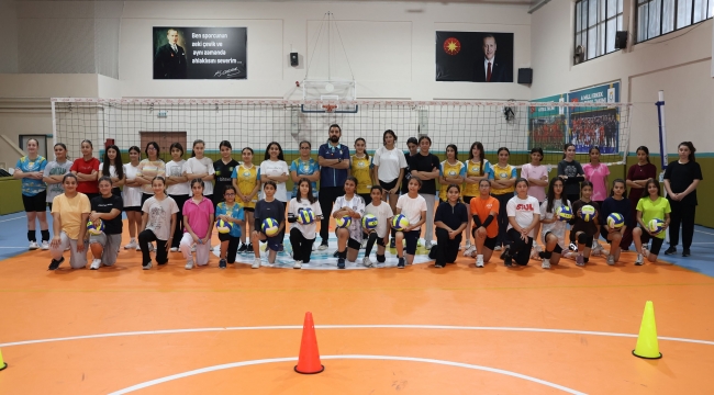 Haliliye'de Gençler Voleybol Kursunda Geleceğe Hazırlanıyor