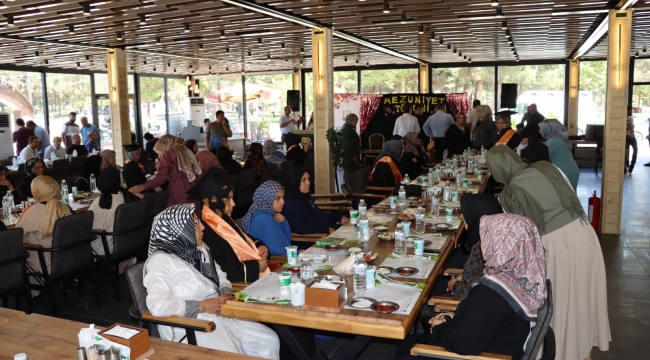 Okuma Yazma Öğrenen Anneler Mezuniyet Sevinci Yaşadı