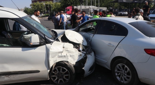 Şanlıurfa'da Korku Dolu Anlar! 5 Araç Çarpıştı, 7 Kişi Hastaneye Kaldırıldı