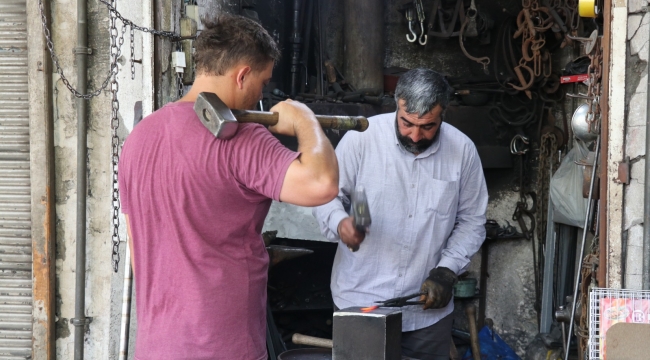 Şanlıurfa'da Sıcağın da Sıcağı! 42 Derecede 300 Derecelik Ateşin Başında Çalışıyorlar