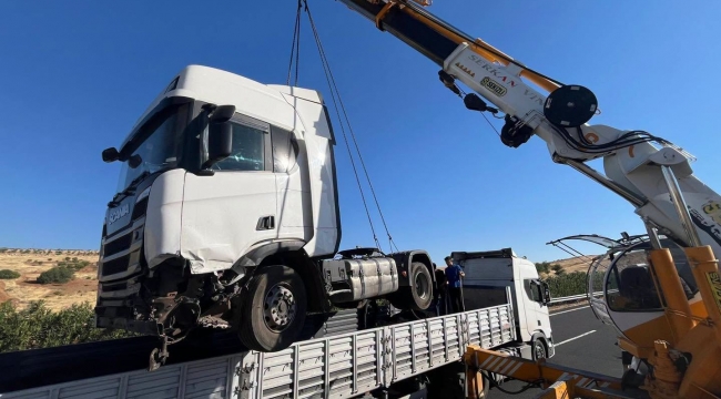 Şanlıurfa'da tır kazası paniği! Tonlarca demir yola savruldu