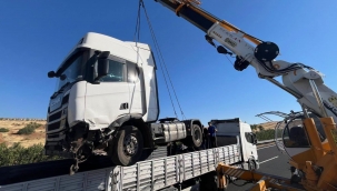 Şanlıurfa'da tır kazası paniği! Tonlarca demir yola savruldu