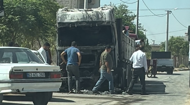 Suruç'ta Facianın Eşiğinden Dönüldü! Alevler Tırı Küle Çevirdi