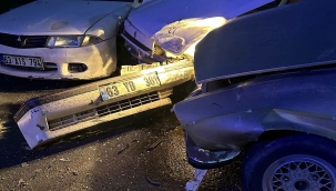 Akçakale yolunda 3 araçlı zincirleme kaza