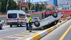 Haliliye'de yürekleri ağza getiren kaza! Otomobil ters döndü
