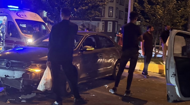 Karaköprü'de iki otomobil çarpıştı