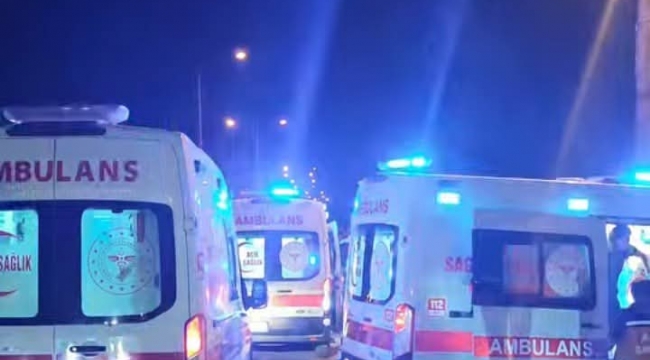 Şanlıurfa'da damper dehşeti: Direk otomobilin üzerine devrildi, 7 yaralı