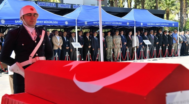 Şanlıurfa'da Emniyet Müdürlüğü Önünde Duygusal Veda! Özbal Konya'ya Uğurlandı