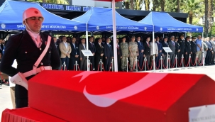 Şanlıurfa'da Emniyet Müdürlüğü Önünde Duygusal Veda! Özbal Konya'ya Uğurlandı
