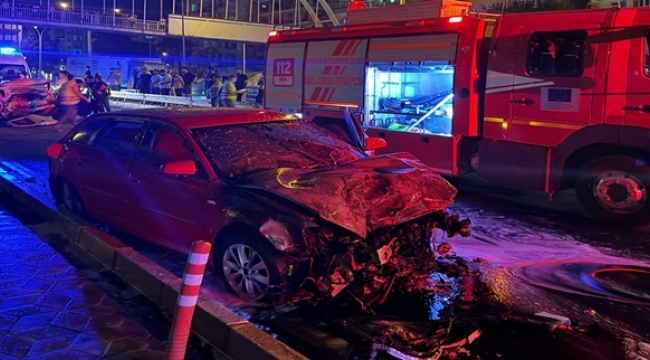 Şanlıurfa'da iki otomobil çarpıştı: 3 kişi sıkıştı, araç alev aldı
