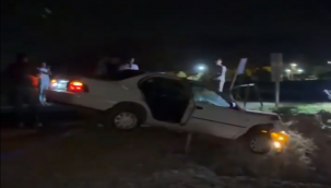 Şanlıurfa'da saniyelerle kurtuluş! Otomobil köprüden düşmek üzereyken…
