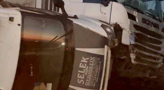 Şanlıurfa'da Tır ile Biber Yüklü Kamyonet Çarpıştı: 4 Yaralı