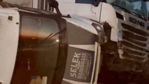 Şanlıurfa'da Tır ile Biber Yüklü Kamyonet Çarpıştı: 4 Yaralı
