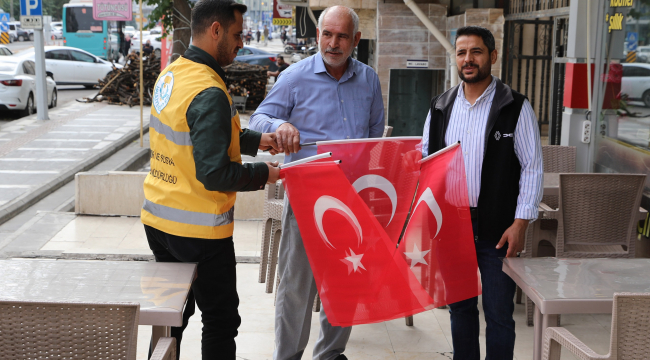 Haliliye Belediyesi'nden 29 Ekim'e Özel Bayrak Dağıtımı