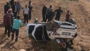 Şanlıurfa'da İki Araç Çarpıştı! Otomobil Şarampole Devrilip Ters Döndü