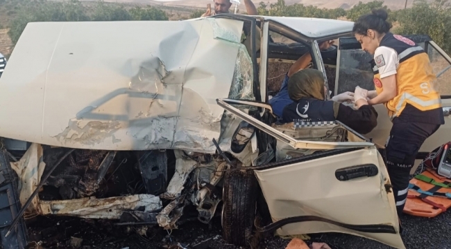 Şanlıurfa'da İki otomobil kafa kafaya çarpıştı: 1 ölü, 8 yaral