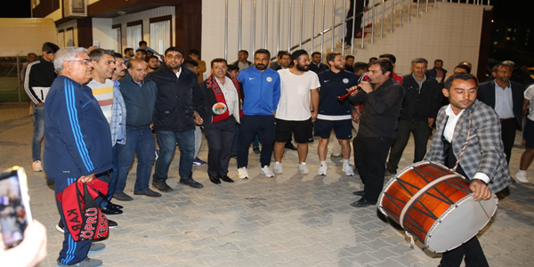 3. lige çıkan Karaköprü Belediyespor, Şanlıurfa'ya döndü