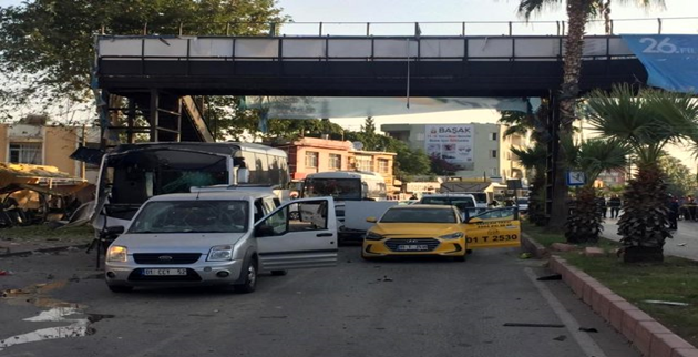 Adana'da polisleri taşıyan otobüse bombalı saldırı: 5 yaralı